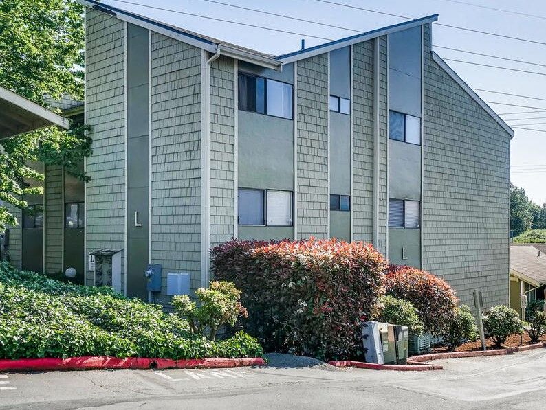 Property Photo:  2020 Grant Ave S L104  WA 98055 