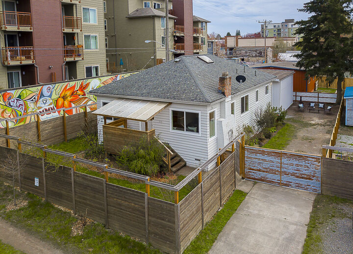 Property Photo:  209 N 90th St  WA 98103 