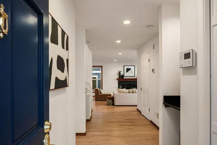 Property Photo:  8533 NE Juanita Dr (Private Lane)  WA 98034 