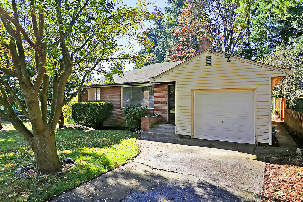 Property Photo: Living room 13517 Wallingford Ave N  WA 98133 