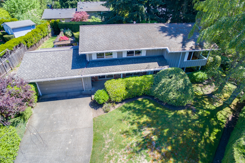 Property Photo: Entry 13927 SE 22nd St WA 98005