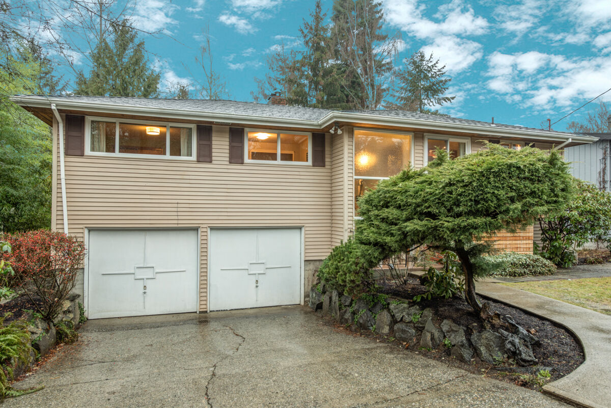 Property Photo:  9727 45 Ave NE  WA 98115 