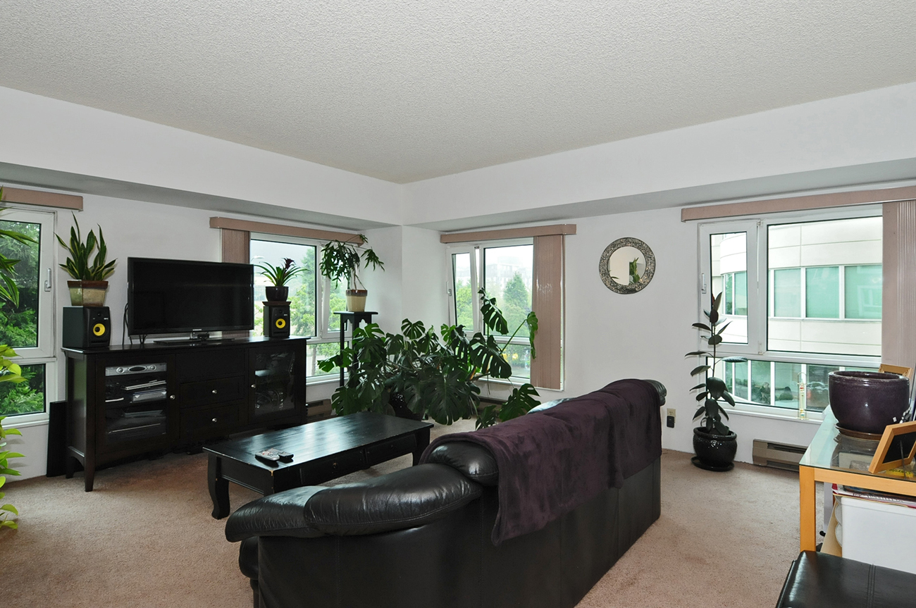 Property Photo: Dining & living room 121 Vine St 306  WA 98121 