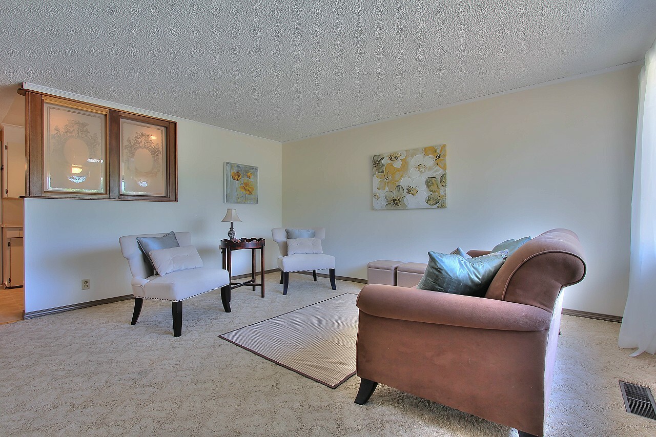 Property Photo: Living room 2709 NE 205th St  WA 98155 