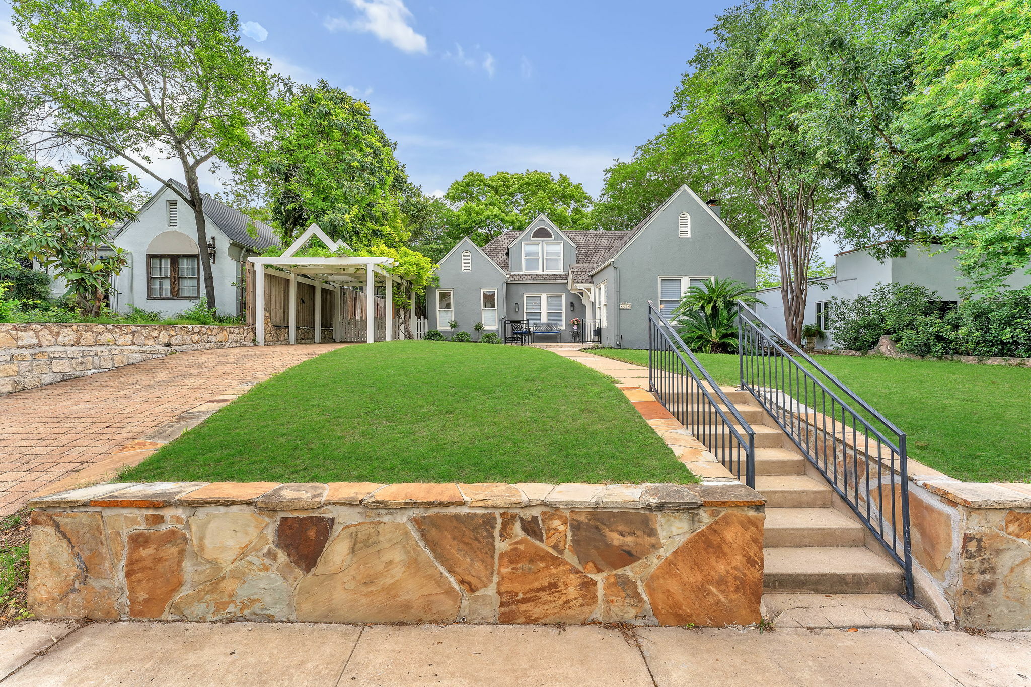 Property Photo: 323 Cloverleaf Ave TX 78209