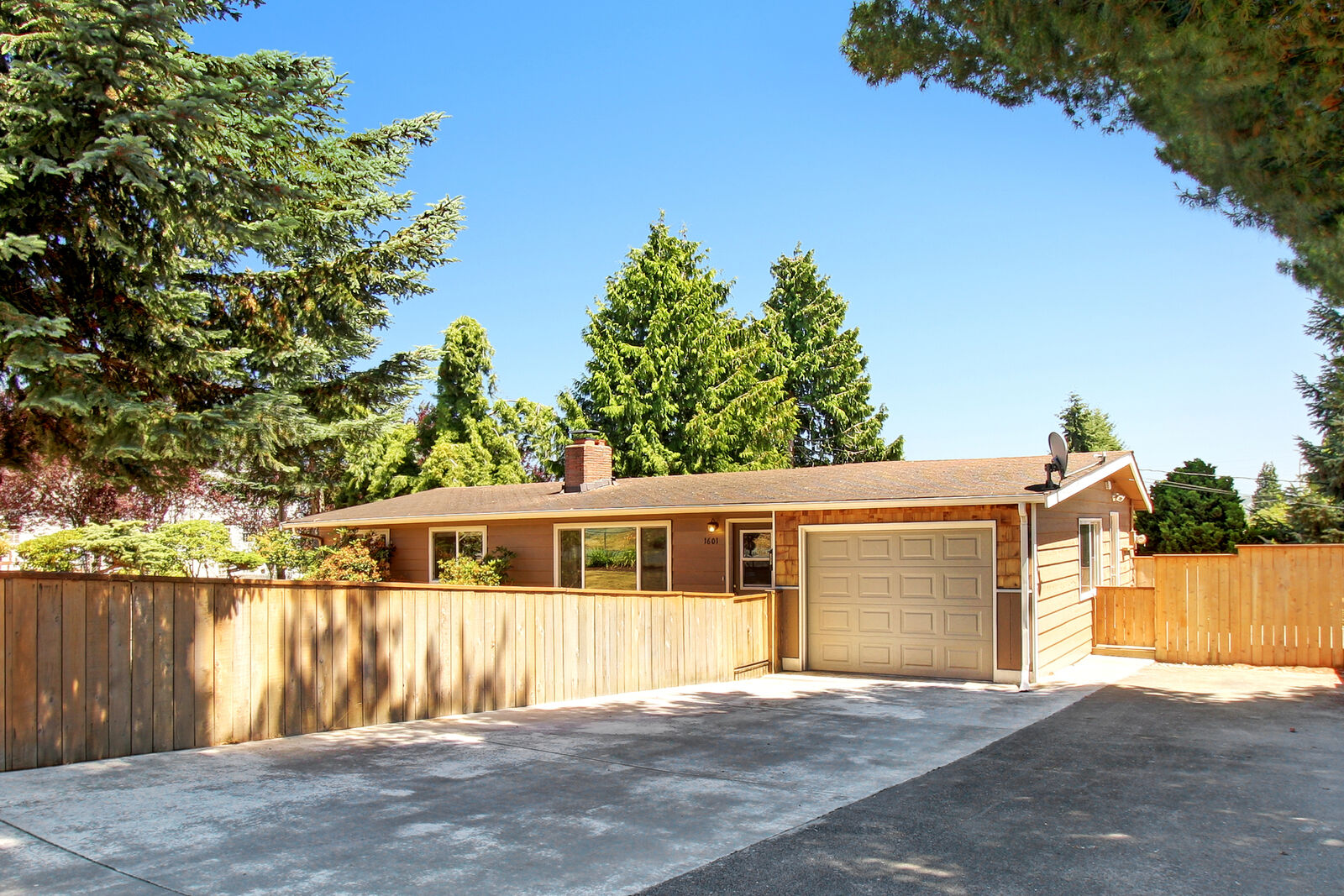 Property Photo:  1601 Pine St  WA 98201 
