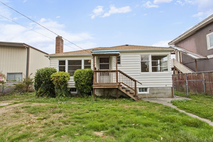 Property Photo: 220 S Tobin St 220 S Tobin Street WA 98057