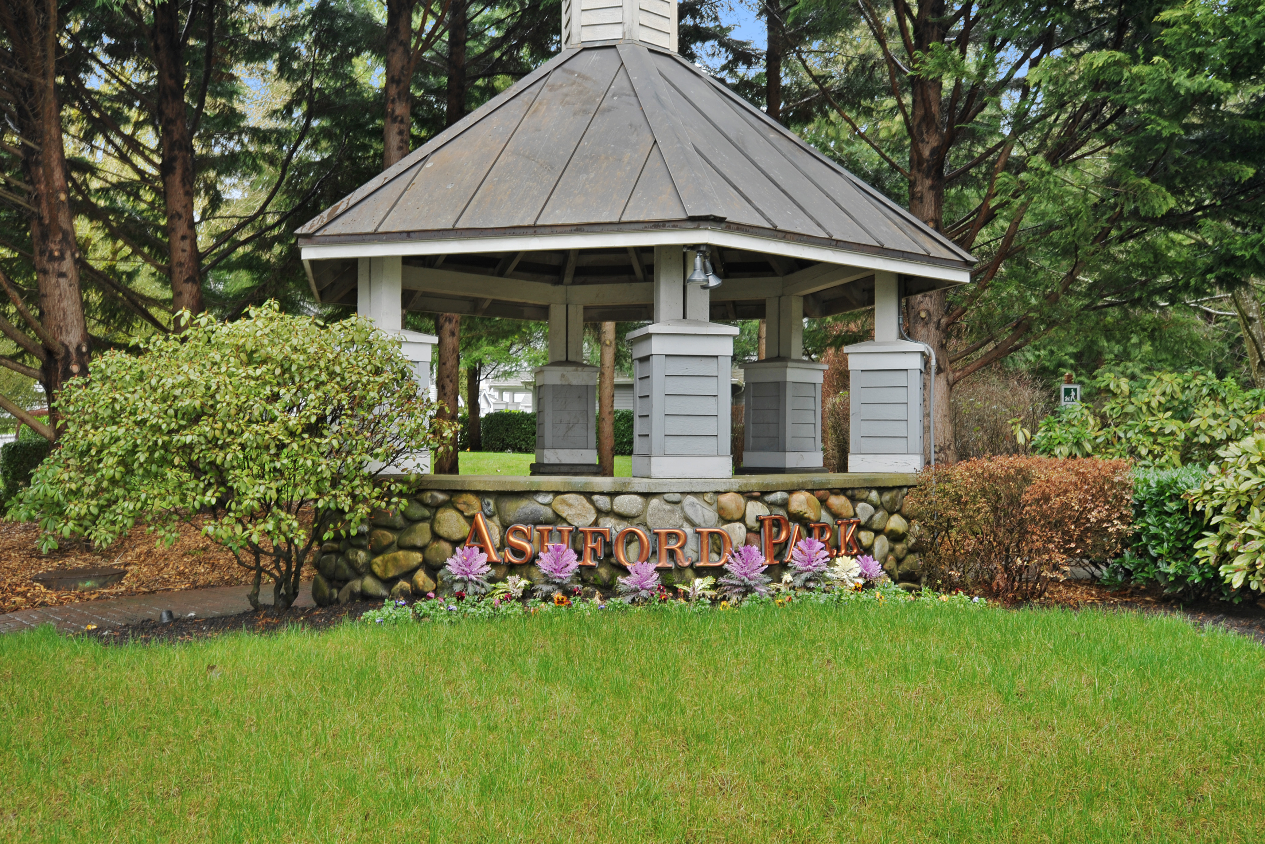 Property Photo: Sunny end unit townhome in desirable ashford park! 18014 NE 95th Ct 1  WA 98052 