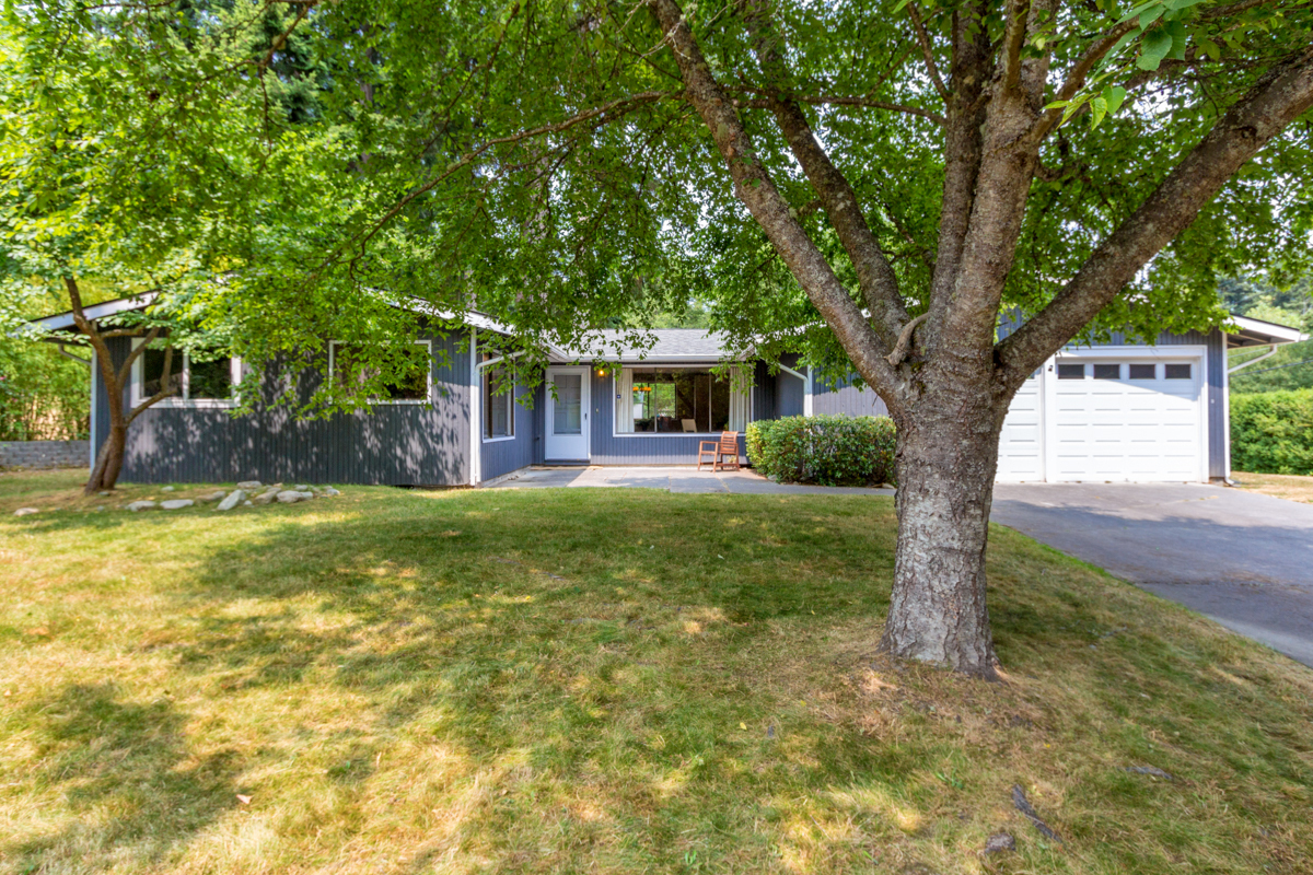 Property Photo: 824 Eaglecliff Rd WA 98110