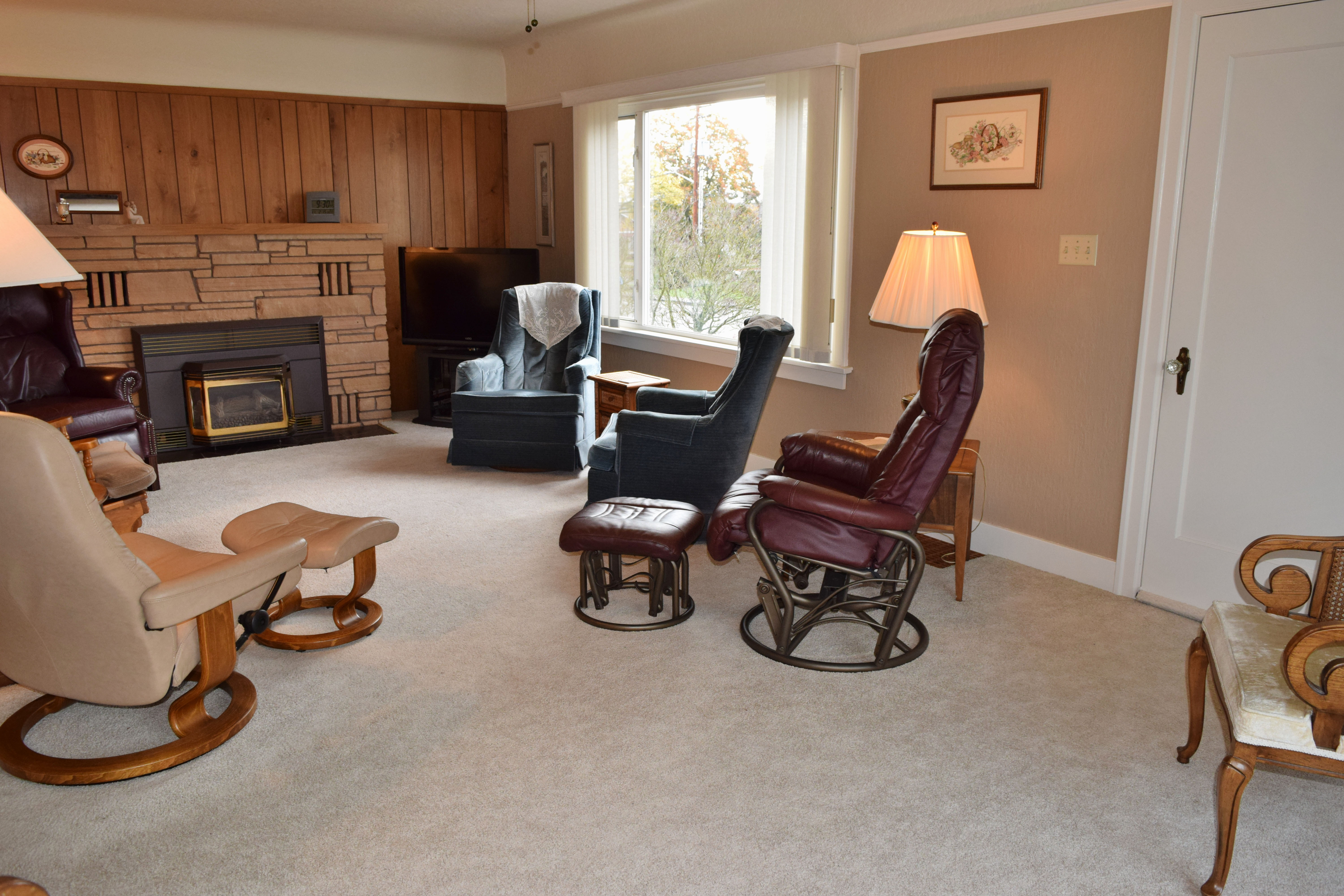 Property Photo: Living room 1310 E St WA 98264