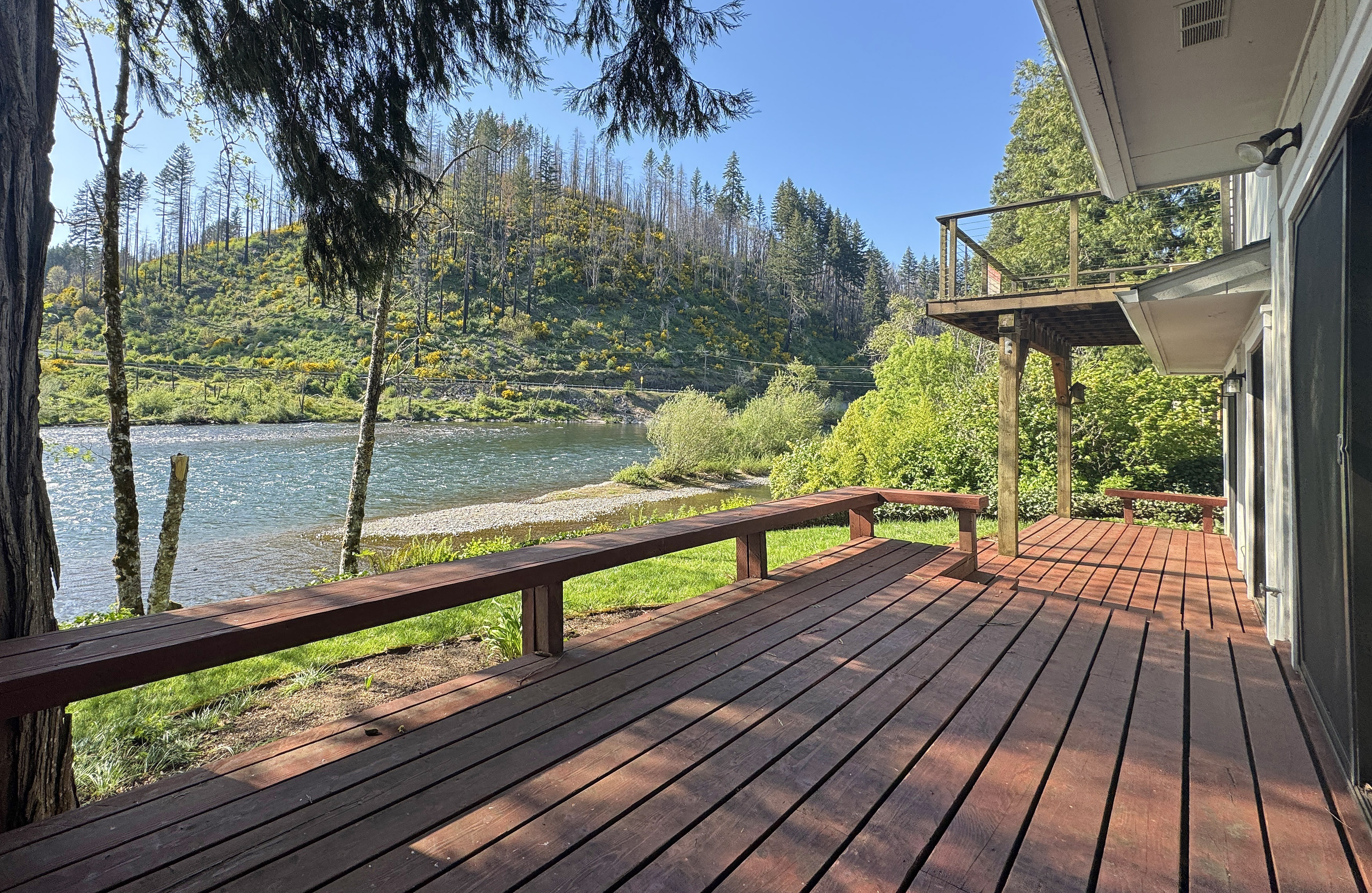 Property Photo: 91050 Leashore Dr OR 97488