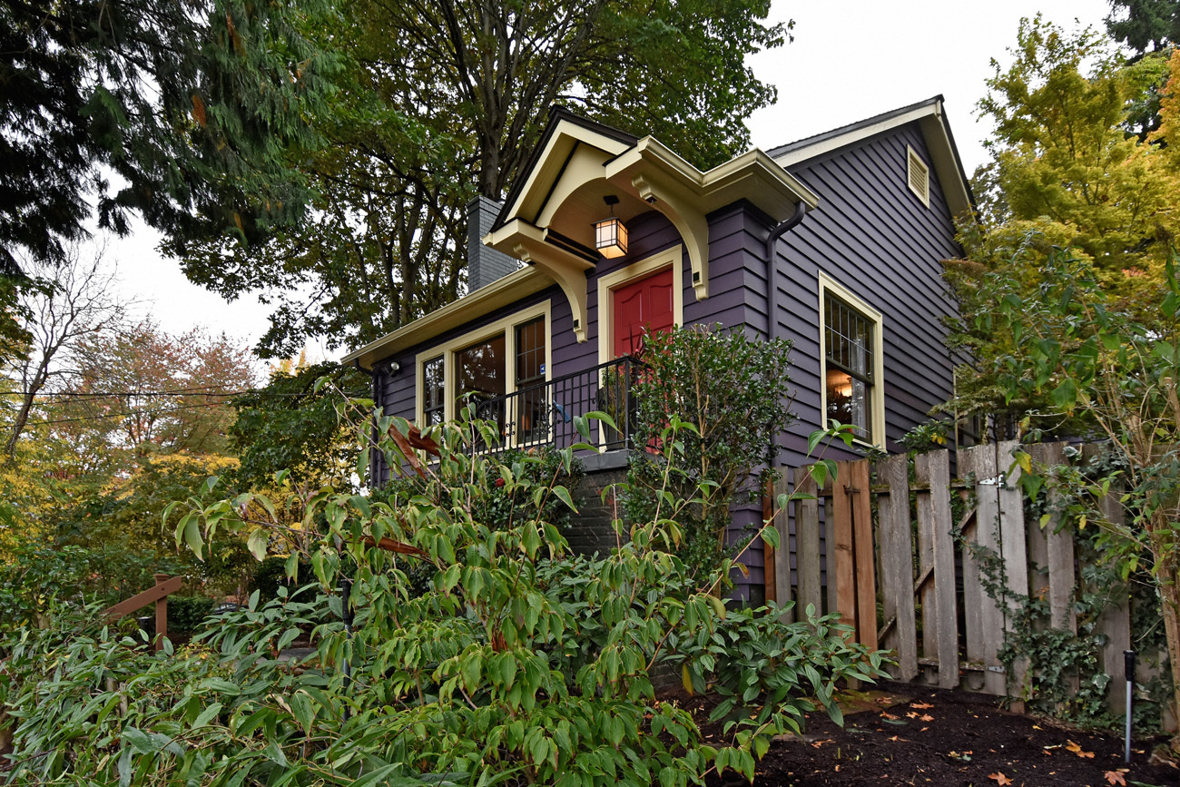 Property Photo:  415 24th Ave E  WA 98112 