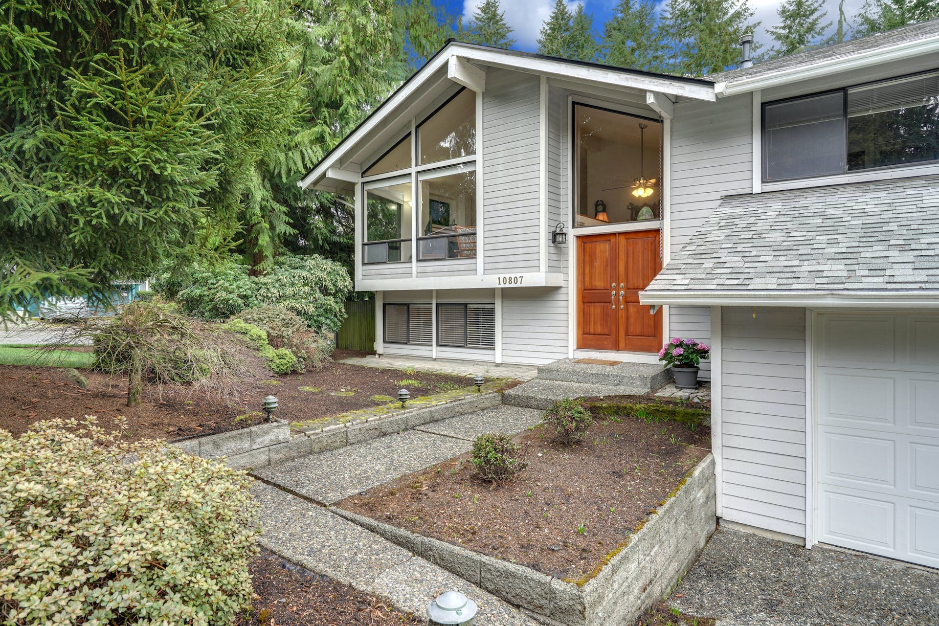 Property Photo:  10807 166th Place NE  WA 98052 