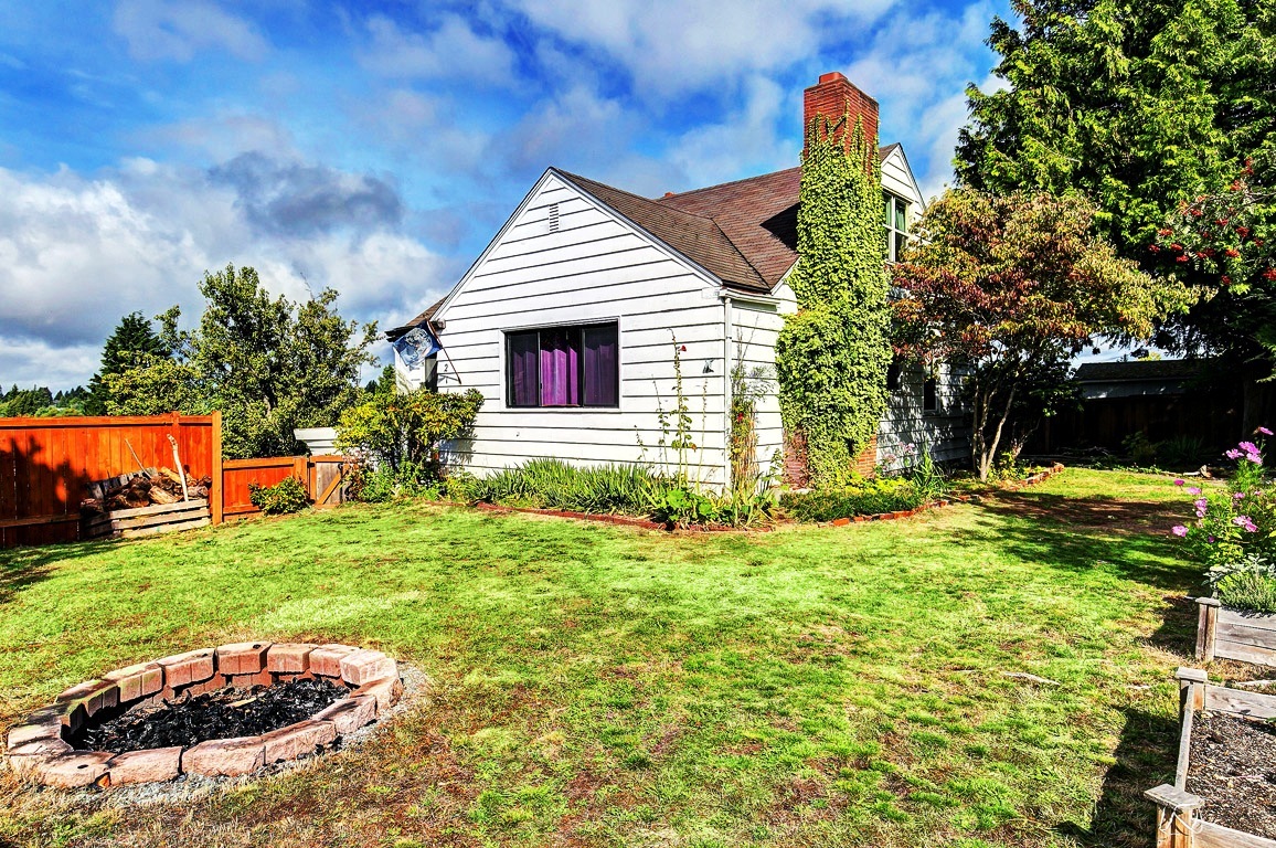 Property Photo:  2118 SW Henderson St  WA 98106 