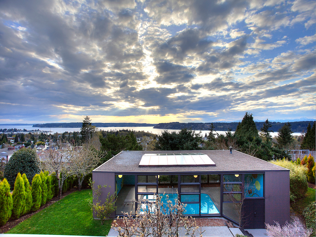 Property Photo:  618 N Aurora Ave  WA 98406 