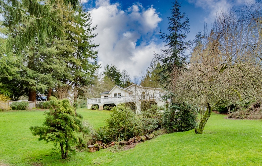 Property Photo:  4870 NE Eagle Harbor Dr  WA 98110 