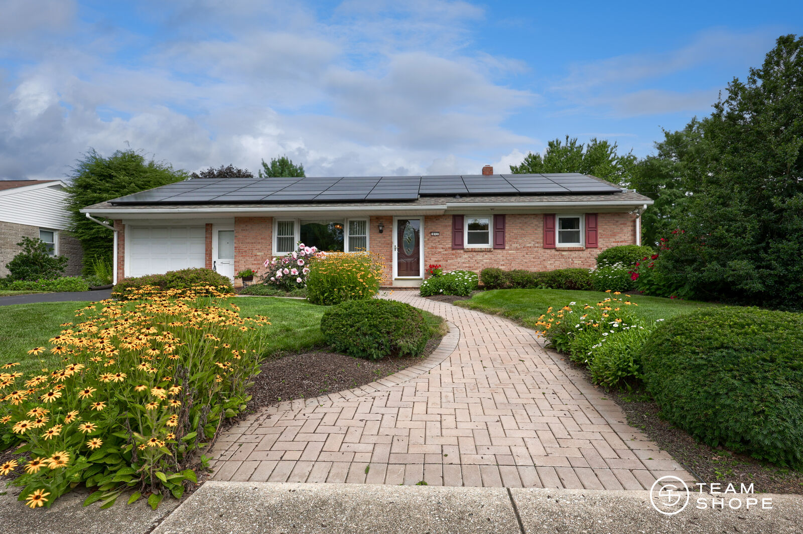 Property Photo:  413 W Cedar Street  PA 17557 