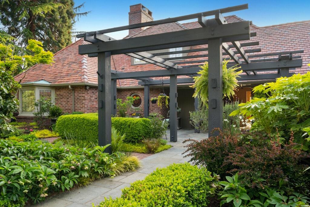 Property Photo: 24635 8th Avenue S WA 98198