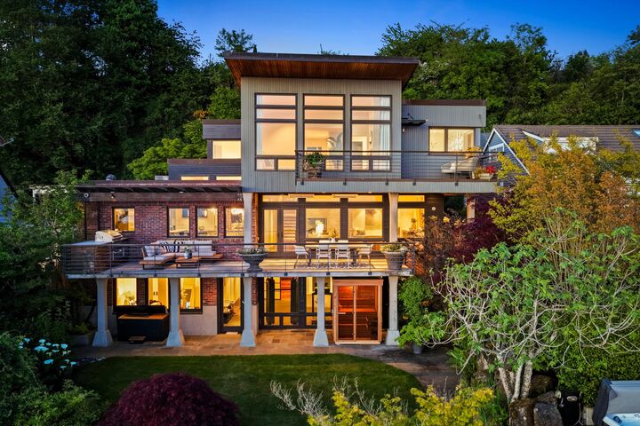 Property Photo:  407 408  5th Avenue W  WA 98033 