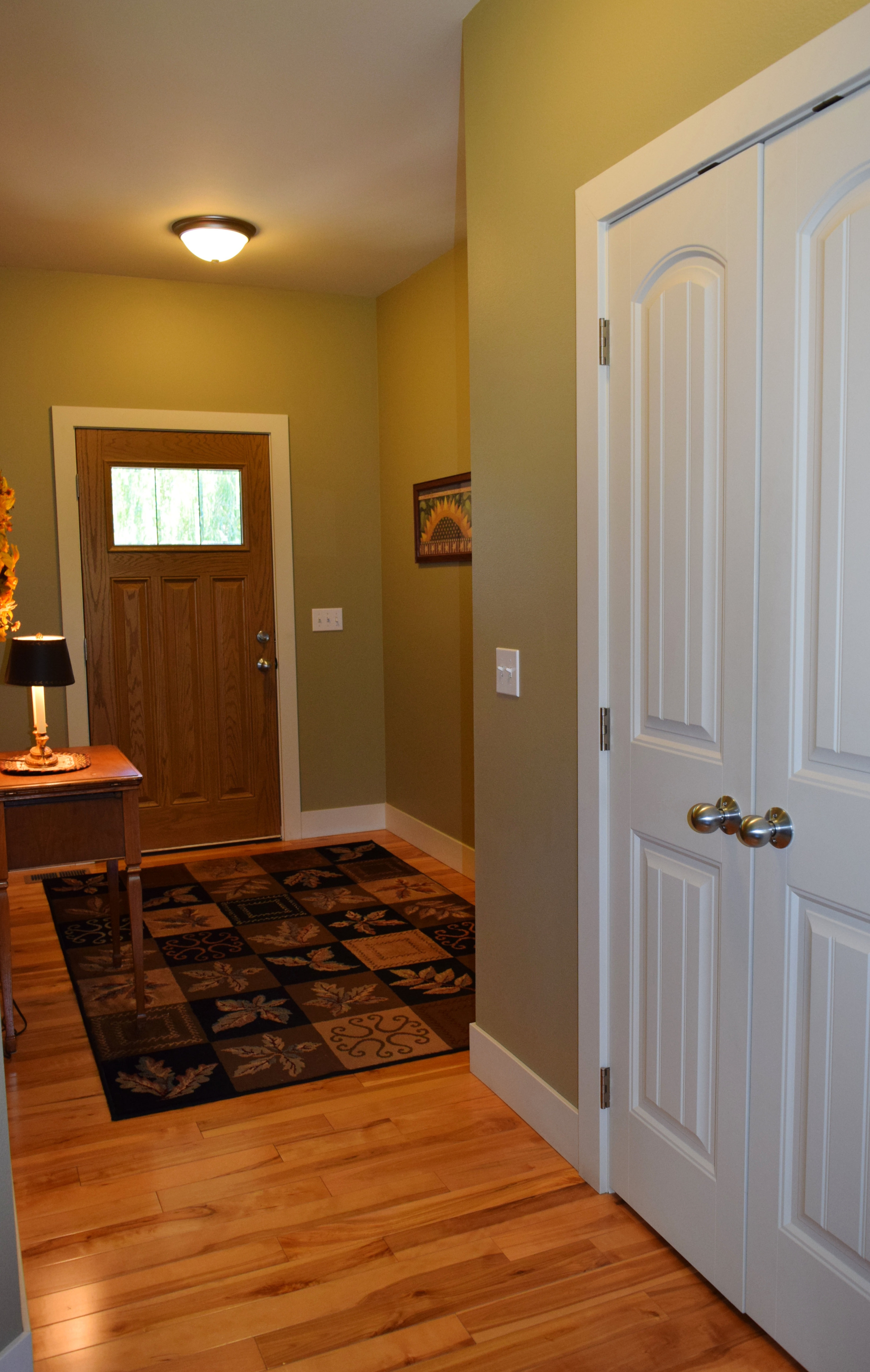 Property Photo: Foyer 1008 Glenning St WA 98264