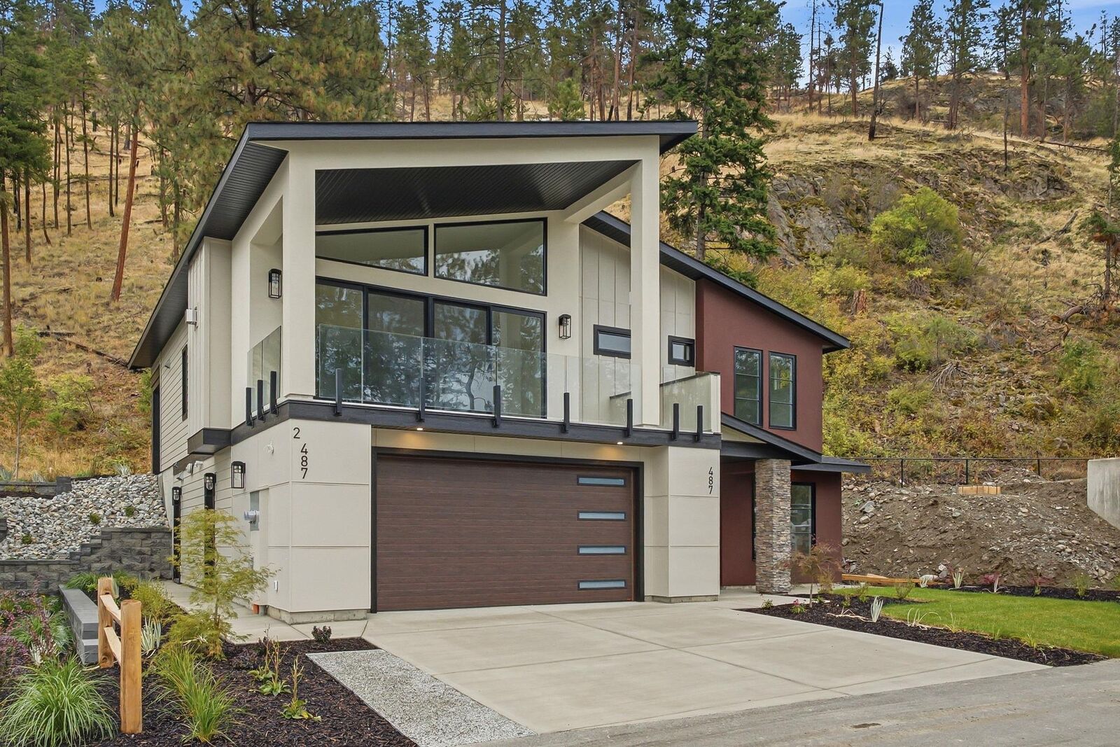 Property Photo:  487 Clifton Road North  BC V1V 1H1 