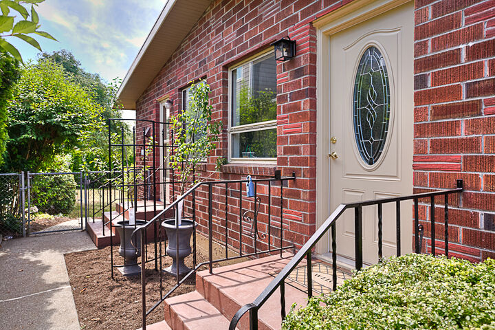 5009 SW Hanford St  Seattle WA 98116 photo