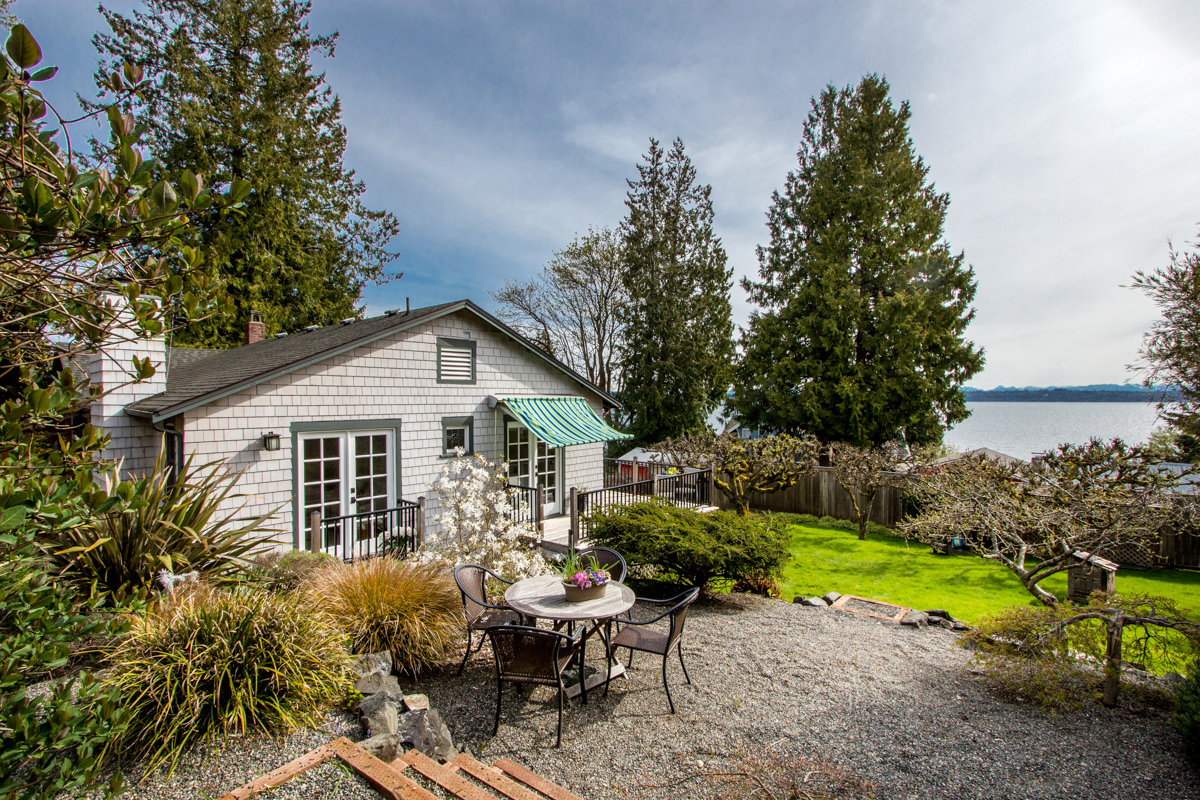 Property Photo: 9182 Ferncliff Ave NE WA 98110