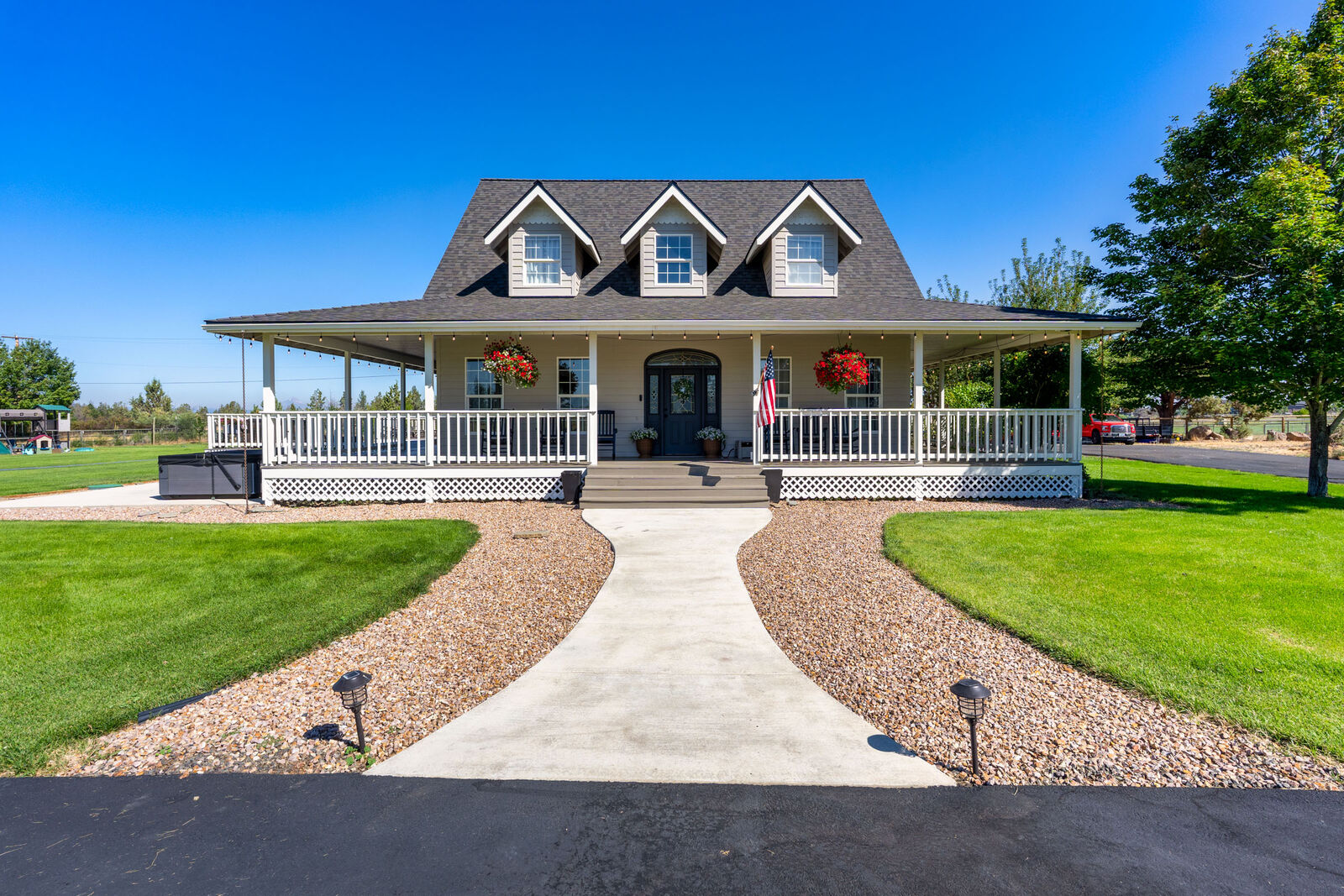 Property Photo: 6225 SW Zenith Avenue OR 97756