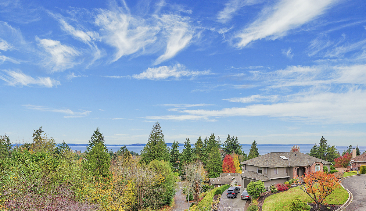 Property Photo:  9507 Forest Dell Dr  WA 98020 